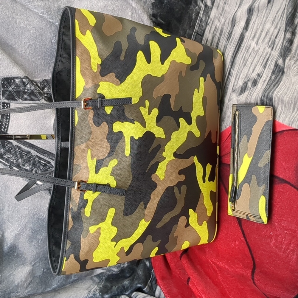 Michael Kors camo tote & wallet set - Picture 4 of 16
